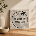 Ceramiczna płytka dekoracyjna "Go Where Life Makes Sense"