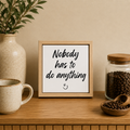 Ceramiczna płytka dekoracyjna "Nobody Has To Do Anything"